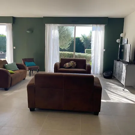 Villa Modern With Pool In *