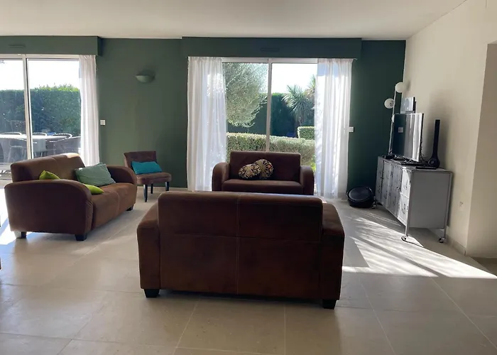 Villa Modern With Pool In *