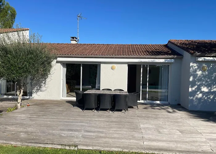 Modern With Pool In Villa Brives-sur-Charente